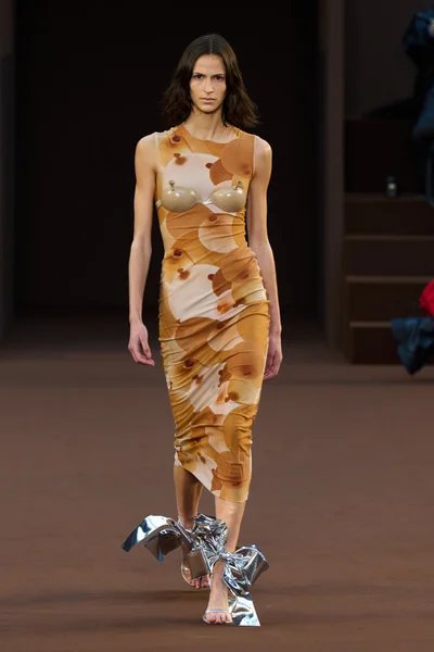 Look 16